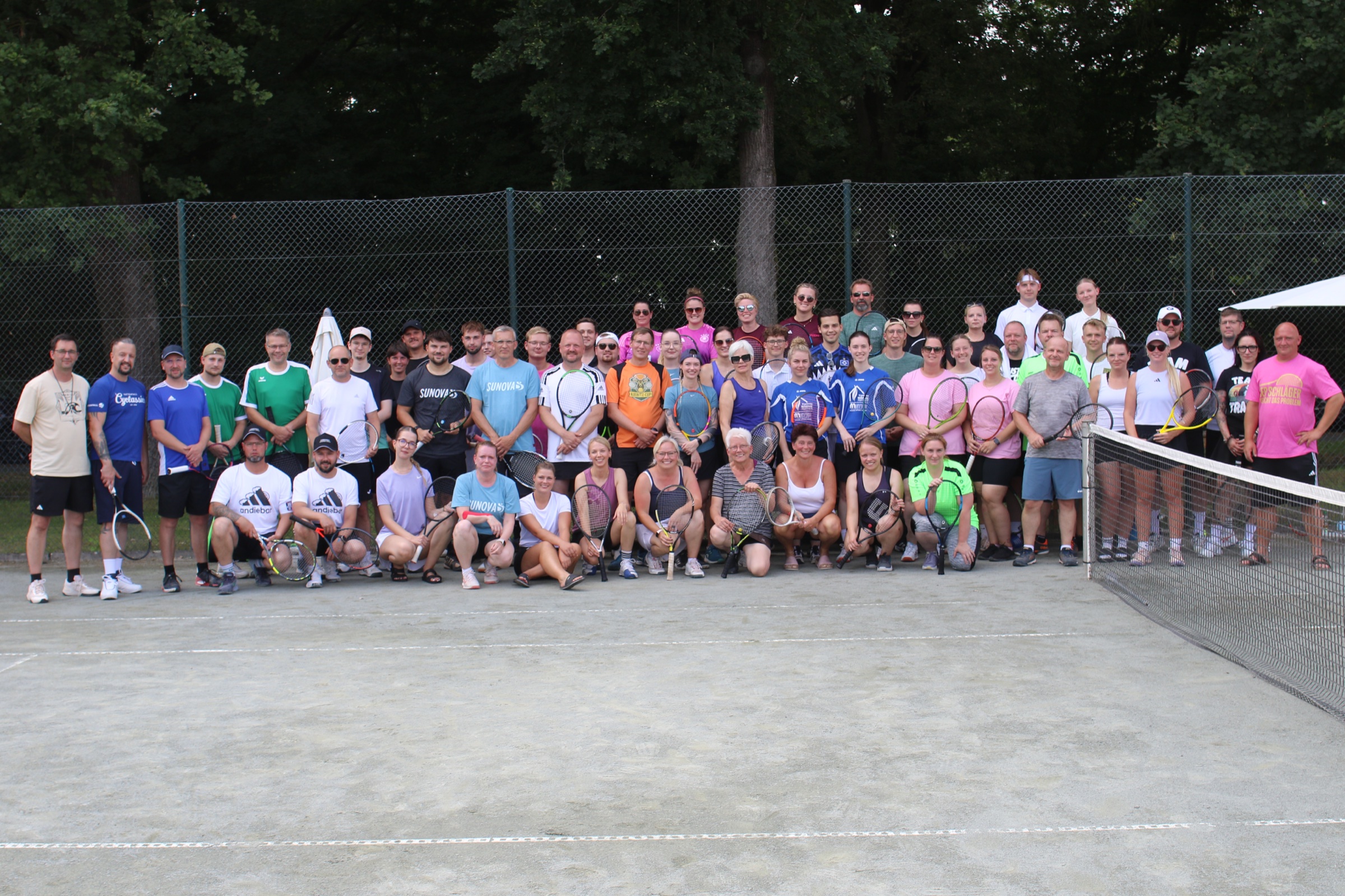 Teilnehmerinnen und Teilnehmer der Kiebitz-Open gemeinsam mit ihren Schlägern auf der Tennisanlage des TSV Schönewörde